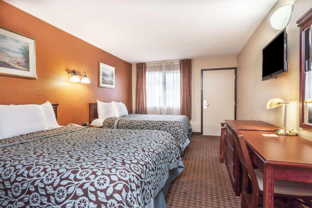 Queen Room with Two Queen Beds - Non-Smoking interior
